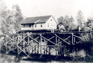 An historic moment in Snoqualmie: Movers haul homes from the mill town of Snoqualmie Falls over the river