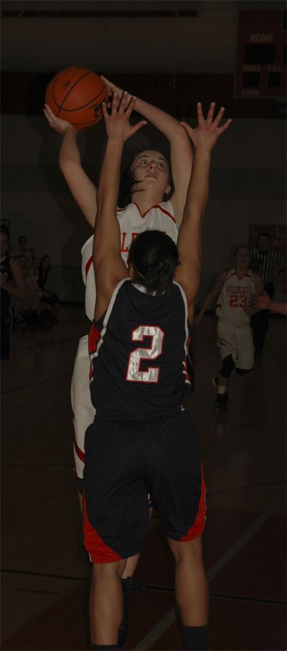 Mount Si’s Jori Braun moves towards the hoop to put the ball in against a Hale defender during last Tuesday’s final game.