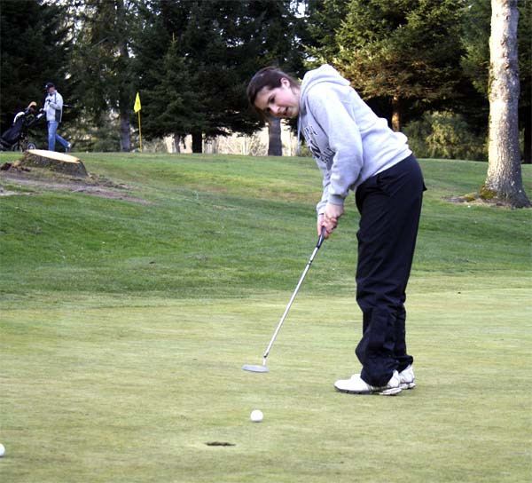 Senior Julia Dorn watches a putt during practice Monday