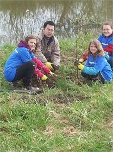 Boeing volunteers work to support salmon recovery near Carnation