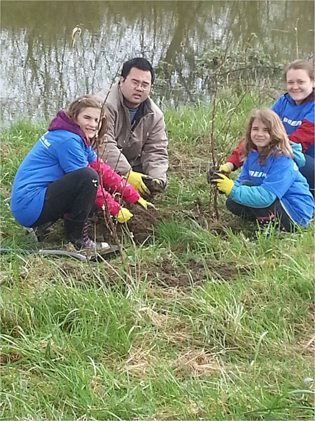 Boeing volunteers work to support salmon recovery near Carnation