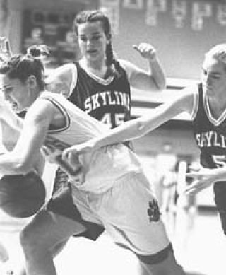 Lady 'Cats move into playoff contention