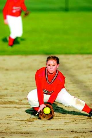 Softball starts slow, finishes week with win