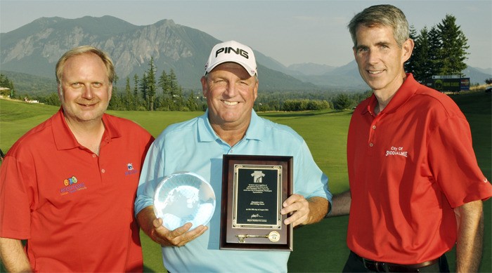 Flanking 2011 Boeing Classic champion Mark Calcavecchia are