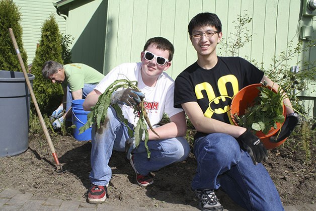 A great day for volunteers to spruce up Snoqualmie veteran's memorial