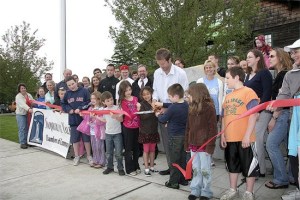 Ribbon cutting for Si View Community Center's new face