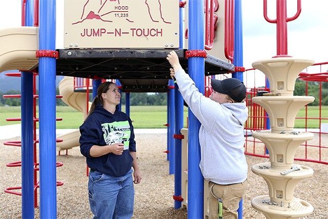 Si View employees Sara Posey