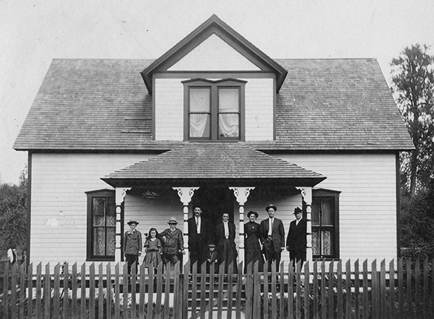 A 1912 photo shows Charlie and Minnie Moore with their family