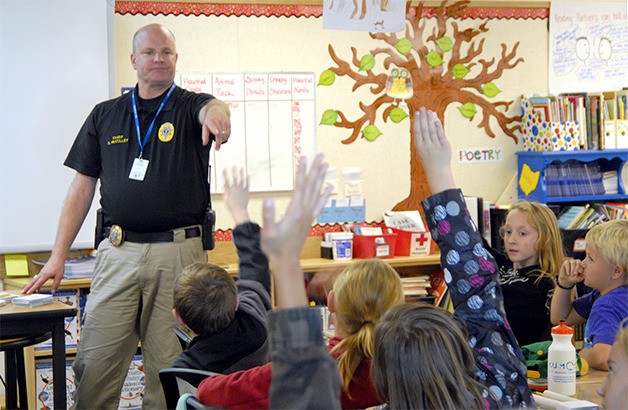 Snoqualmie Police Chief Steve McCulley took many questions from many eager students at SES on an Oct. 9 visit. He also brought doughnuts.