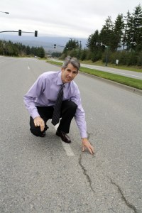 Snoqualmie Mayor Matt Larson examines cracks in the Snoqualmie Parkway. He’ll share an overview of the city on Friday.