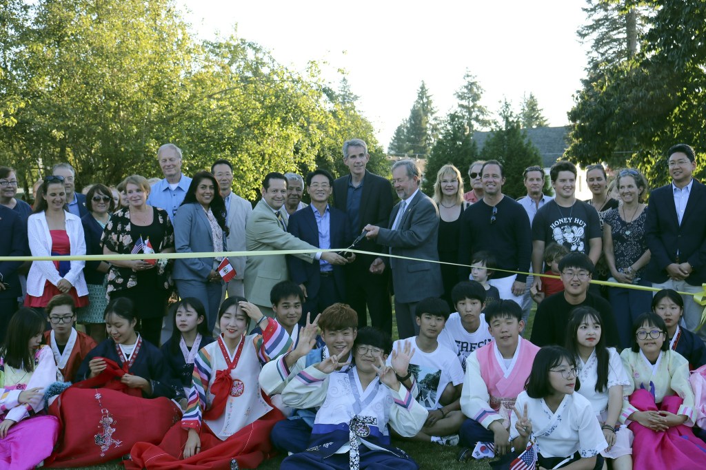 Evan Pappas/Staff PhotoKorean students as well as the city representatives