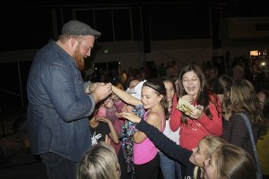 Fans crowd in for Jenckes’ autograph after his surprise concert Thursday