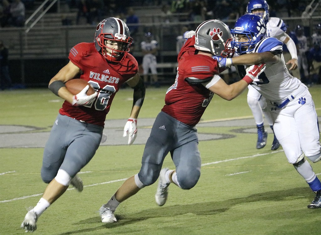 Carol Ladwig/Staff PhotoRunning back Max Bonda carries the ball Friday night as the Wildcats hosted the Bothell Cougars. Mount Si lost the game 21-31.