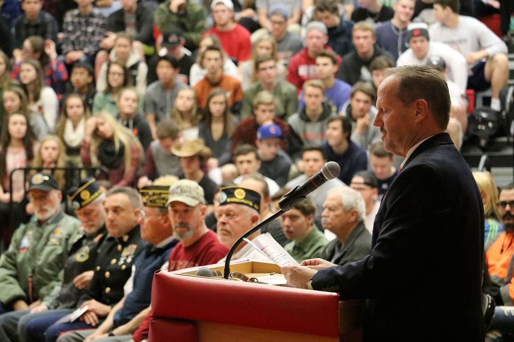 Mount Si High School&rsquo;s Athletic Director Ray Wilson introduces the invited veterans to the students and plays an introductory video for the school assembly. (Evan Pappas/Staff Photo)