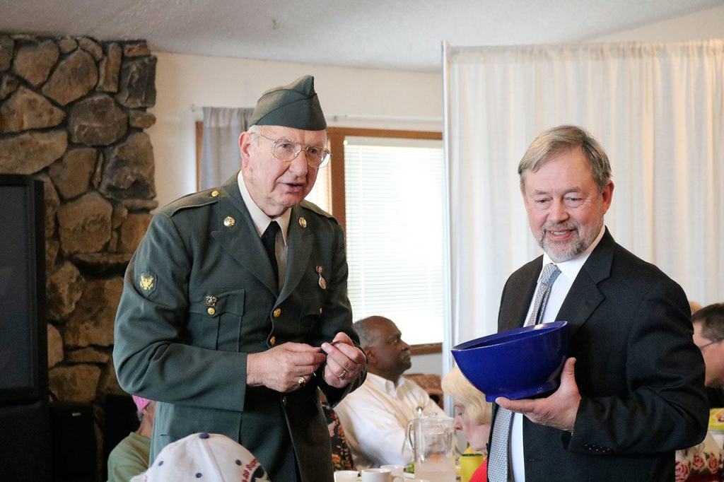 North Bend Mayor Ken Hearing picks Harley Brumbaugh to choose a winner of the Veteran&rsquo;s Day raffle at the Mount Si Senior Center. (Evan Pappas/Staff Photo)
