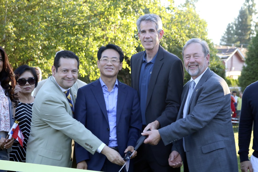 Consul-General Miguel Velasquez of the Consulate of Peru in Seattle and Mayor JuHong Kang from Gangjin, Korea, help Snoqualmie Mayor Matt Larson and North Bend Mayor Ken Hearing officially dedicate Sister Cities Park right next door to Snoqualmie City Hall. Evan Pappas/Staff Photo