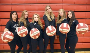 Mount Si head volleyball coach Bonnie Foote mugs for the camera with seniors Courteney Carr, Cameron Kendall, Katie McCreadie, Sophie Click, and Katie Larson.                                Carol Ladwig/Staff Photo