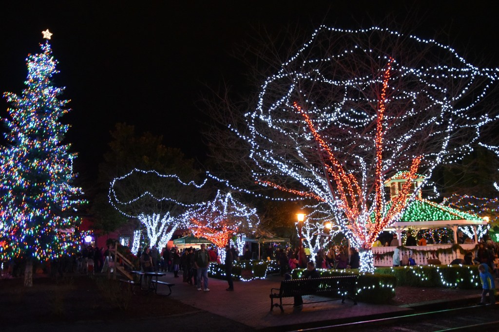 Holiday glow settles on downtown Snoqualmie
