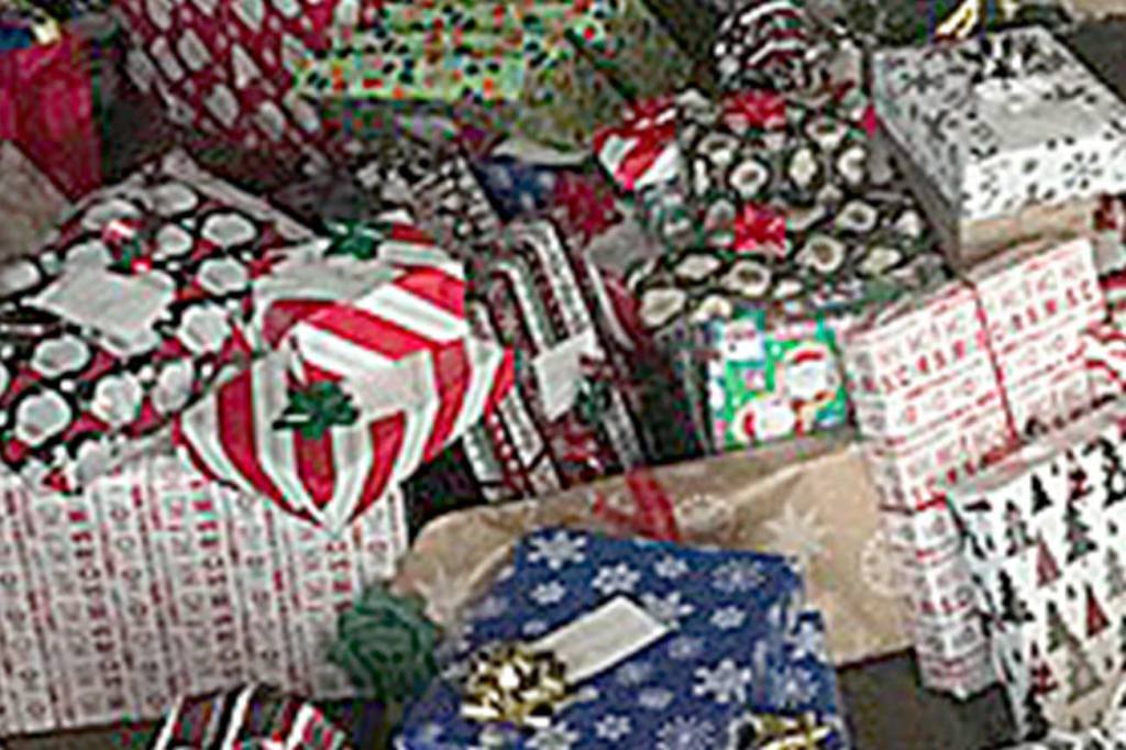 Women’s Bible Study group wraps 300 gifts for Mount Si Food Bank clients