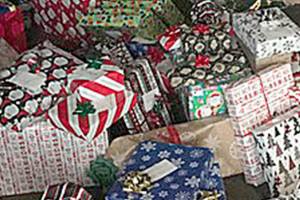 Women’s Bible Study group wraps 300 gifts for Mount Si Food Bank clients