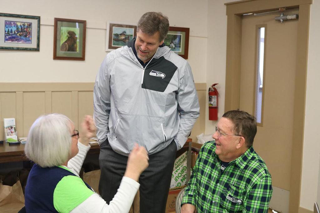 Robbie Tobeck, speaks with Renee Woodside and John Quaale after his introductory speech. (Evan Pappas/Staff Photo)