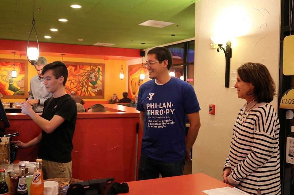 SNoqualmie Chamber of Commerce President Carolyn Simpson works with two volunteers to help make sure service is running smoothly during the fundraiser. (Evan Pappas/Staff Photo)