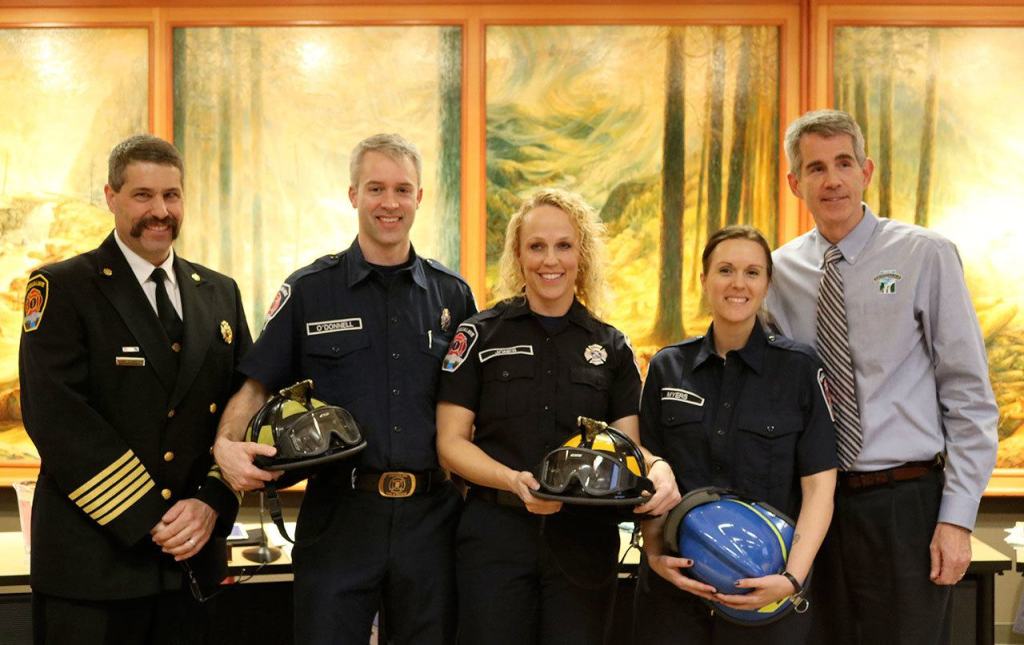 Fire Chief Mark Correira, far left, and Snoqualmie Mayor Matt Larson, far right, welcome three new volunteers to the Snoqualmie Fire Department, Peter O&rsquo;Donnell, Lori Jones and Kristina Myers. (Evan Pappas/Staff Photo)