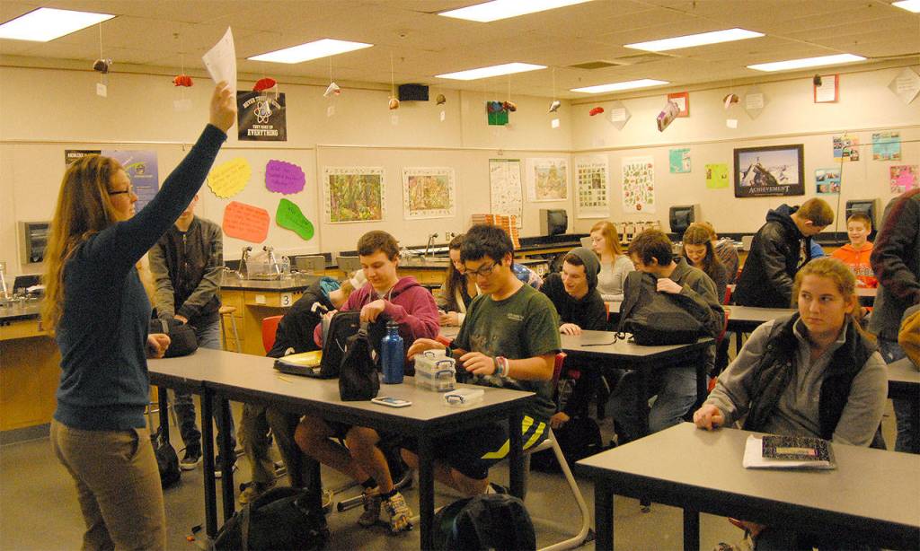 Mount Si science students pack up their books as the bell rings between classes. The high school&rsquo;s six-period day may change in the next few years, and a committee created to examine scheduling options will host a parent information meeting on possible changes, 6:30 p.m., Tuesday, March 14 in the high school library.                                Carol Ladwig/File Photo