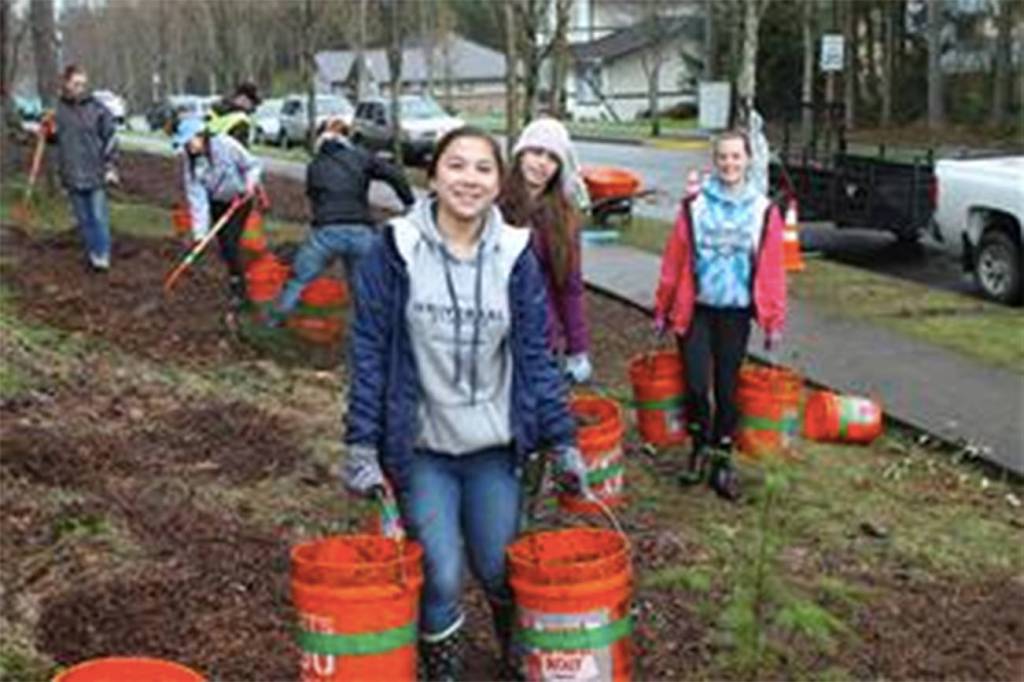 National Honor Society students clean up Snoqualmie Parks