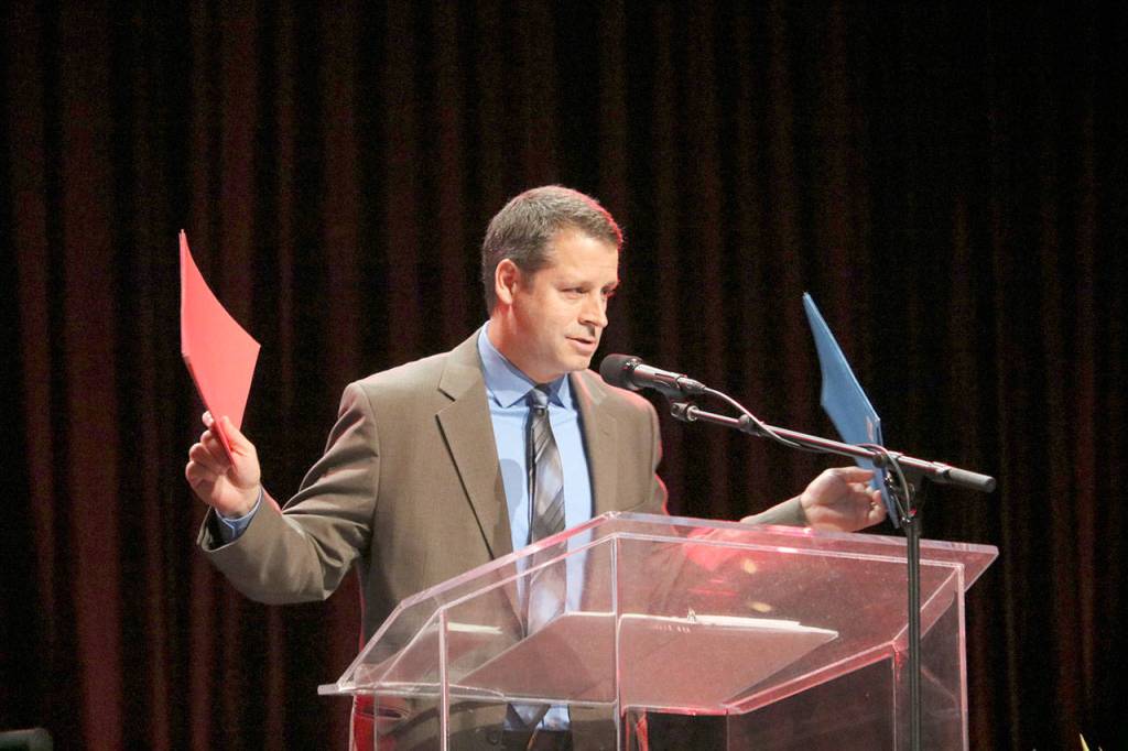 Cedarcrest teacher Dan Armstrong asks students to pick the red or blue folders, which he said contain different speeches.                                (Evan Pappas/Staff Photo)