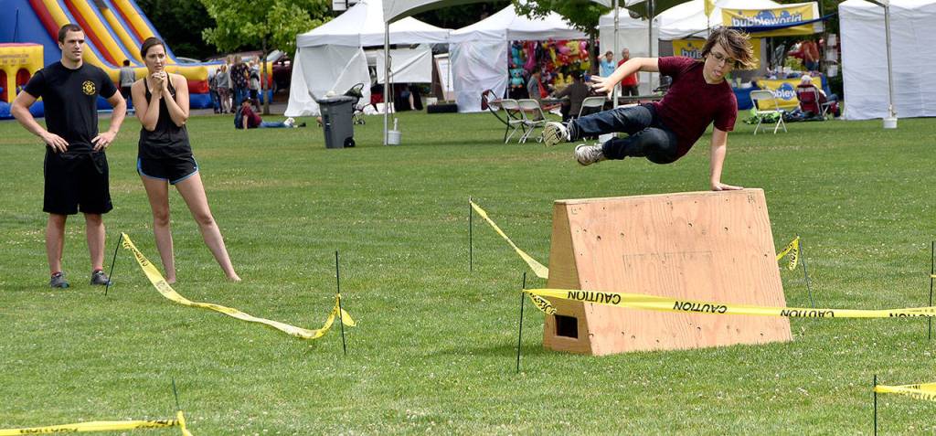 A volunteer demonstrates how to run the wife-carrying course. (Carol Ladwig/Staff Photo)