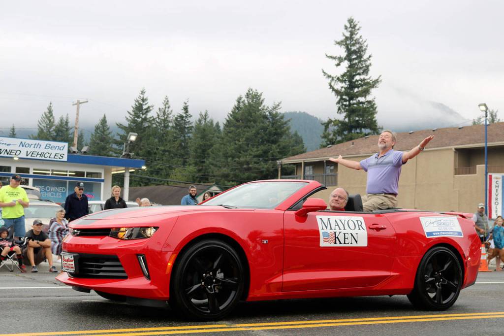 Ken Hearing jokes with the parade audience about accepting the morning&rsquo;s rain showers.                                (Evan Pappas/Staff Photo)