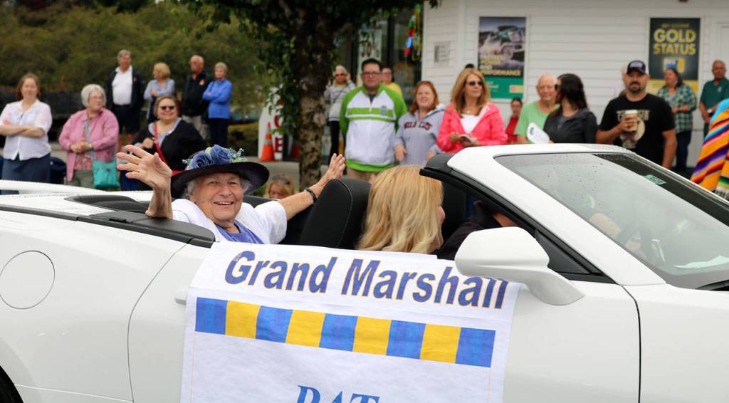 Festival at Mount Si&rsquo;s grand Marshall Pat Cokewell gets applause from the crowd as the passes through Saturday&rsquo;s Grand Parade.                                (Evan Pappas/Staff Photo)