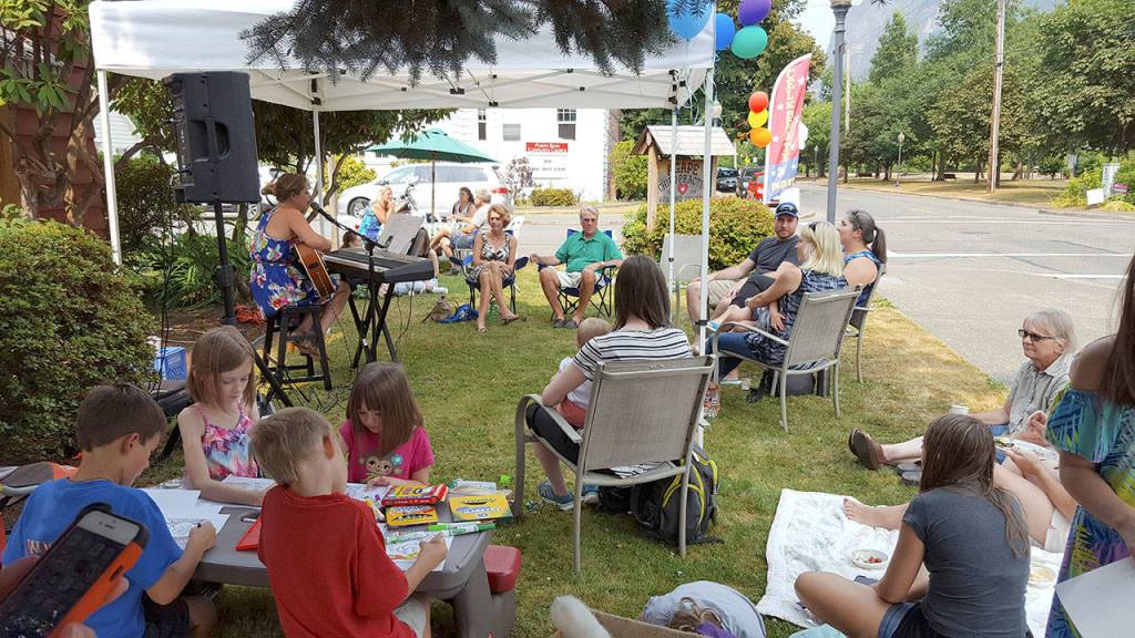 Bedell&rsquo;s patients showed their support by coming out to the 30th anniversary celebration on Saturday, Aug. 5. (Courtesy Photo)