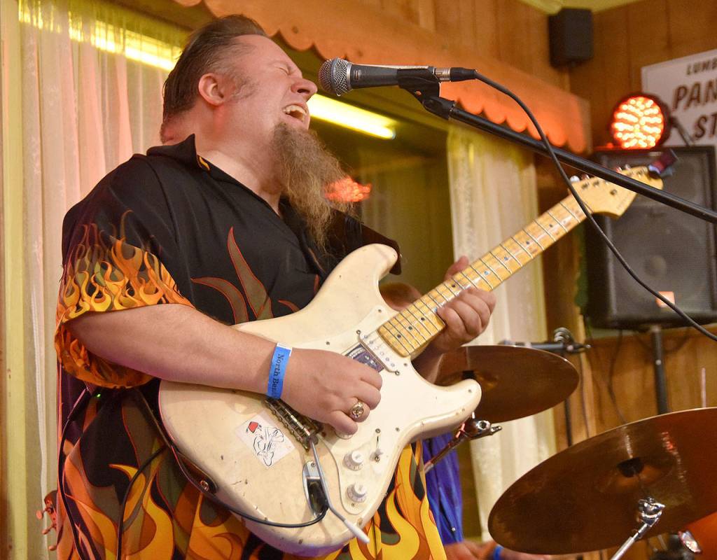 C.D. Woodbury sings his heart out at Twede&rsquo;s Cafe Saturday. (Carol Ladwig/Staff Photo)