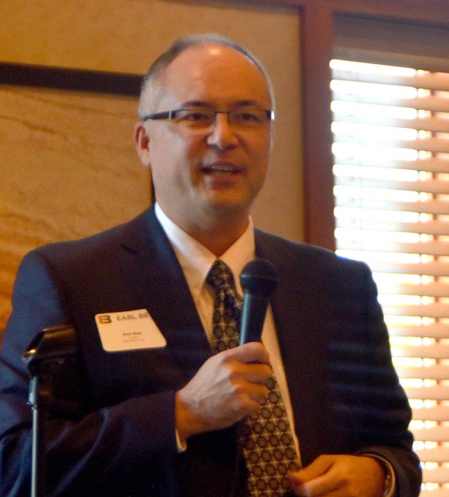 Moderator Earl Bell thanks candidates Kathy Lambert and John Murphy for attending the Sept. 27 Snoqualmie Valley Chamber of Commerce luncheon and candidate forum for King County Council, District 3. (Carol Ladwig/Staff Photo)