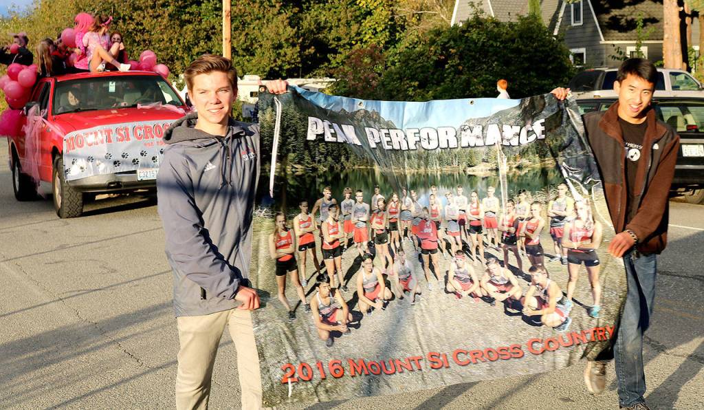 Mount Si&rsquo;s cross country float. (Carol Ladwig/Staff Photo)