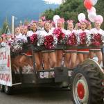 Cheerleaders set the tone for Friday&rsquo;s Homecoming parade. (Carol Ladwig/Staff Photo)