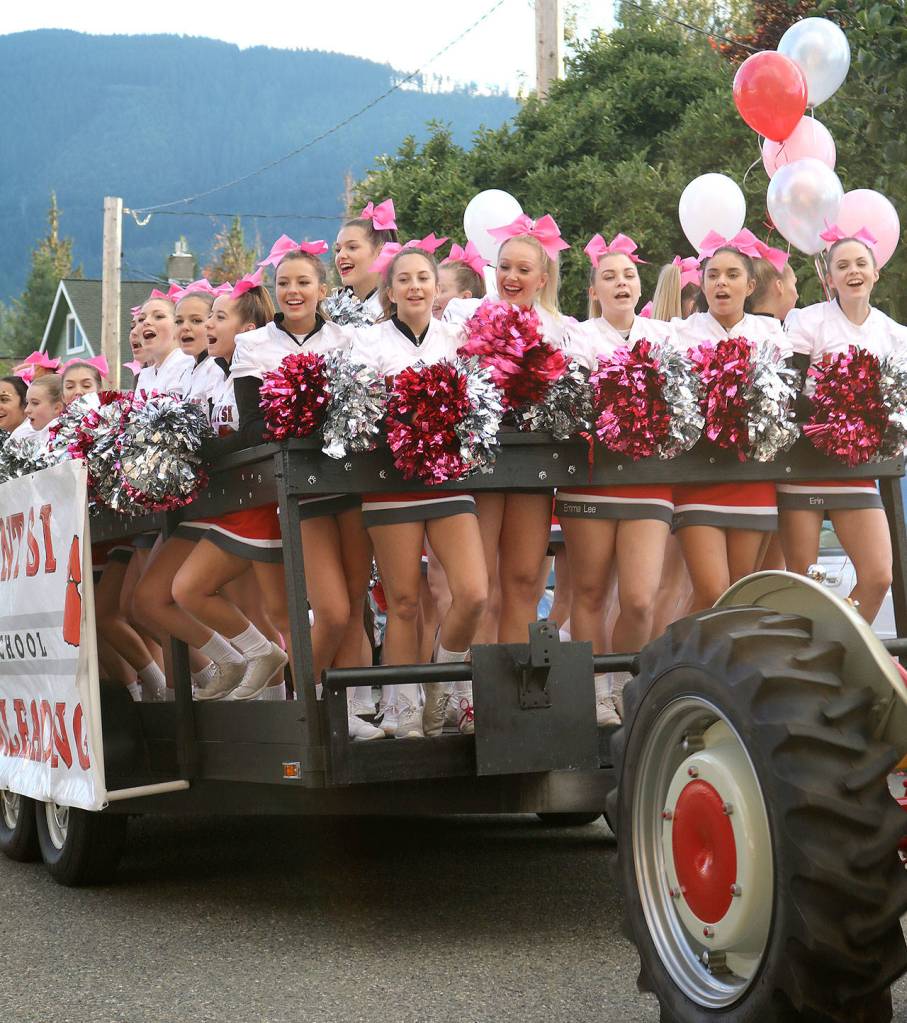 Cheerleaders set the tone for Friday&rsquo;s Homecoming parade. (Carol Ladwig/Staff Photo)