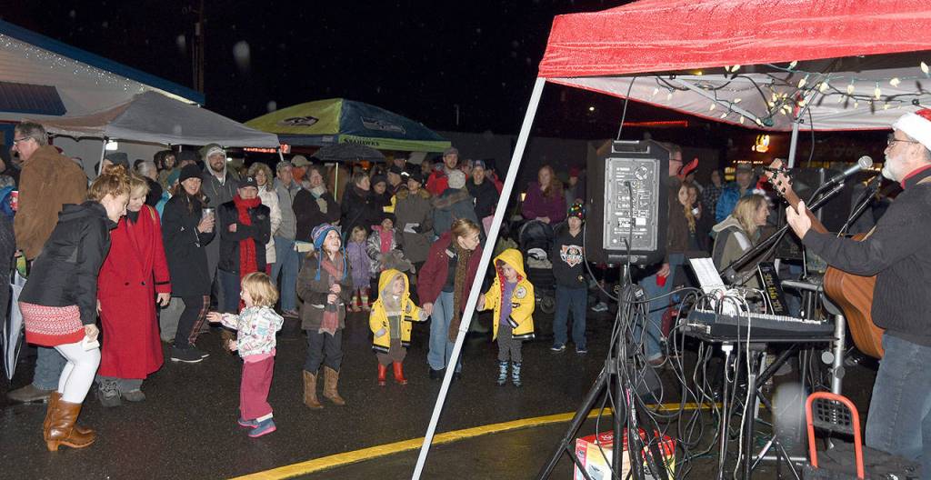 Children and families sing and dance along with holiday tunes played by Jack Ballard at Christmas in Carnation Saturday. (Carol Ladwig/Staff Photo)                                Children and families sing and dance along with holiday tunes played by Jack Ballard at Christmas in Carnation Saturday. (Carol Ladwig/Staff Photo)
