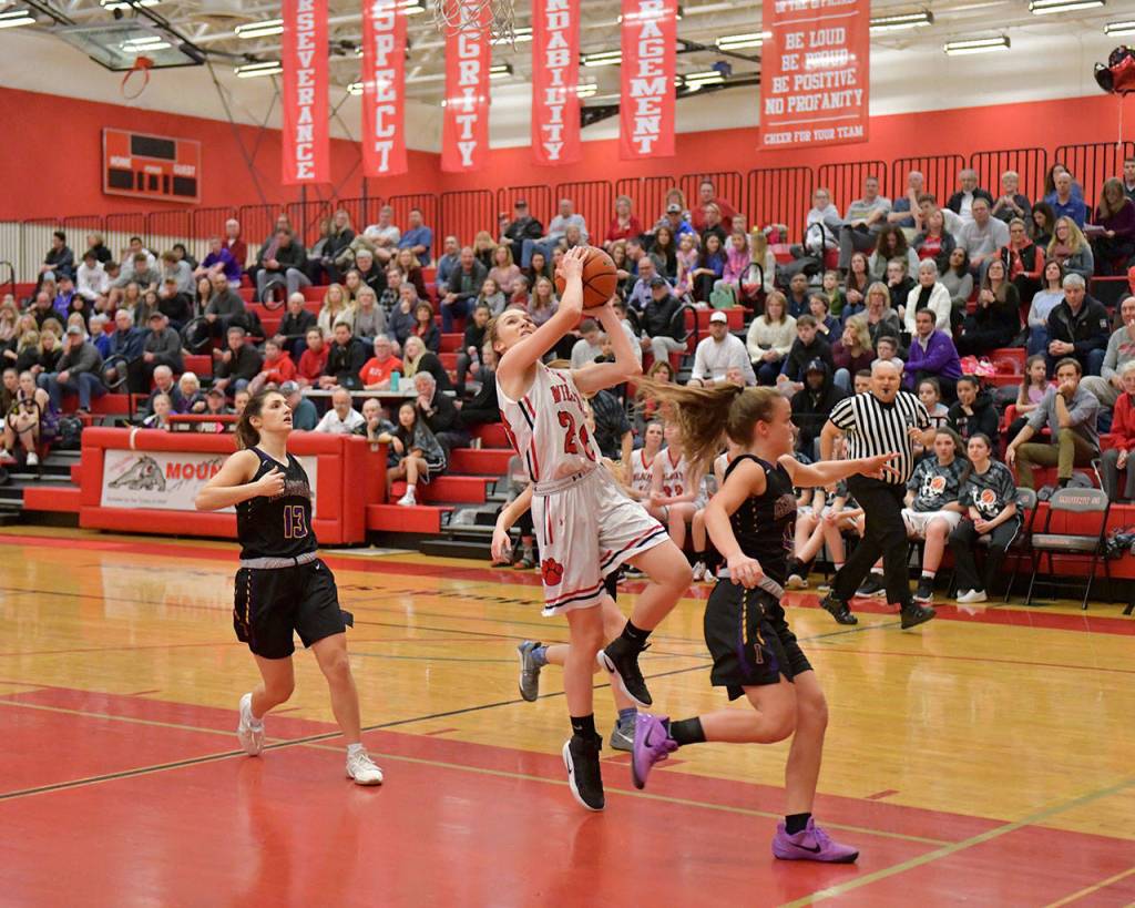 Lauren Wilbourne finds a way through the Issaquah players and takes a shot. (Photo courtesy of Calder Productions)