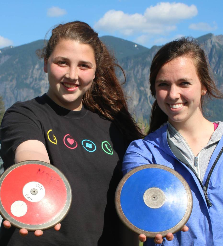 Mount Sis super throwers, from left, Abby Triou and Jenae Usselman. Andy Nystrom / staff photo