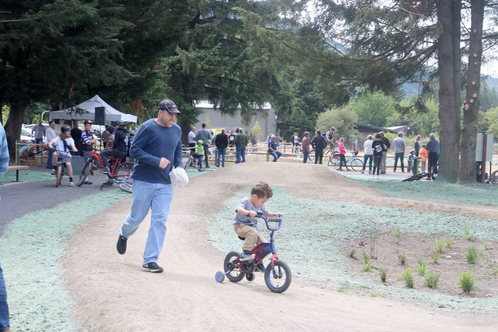 A father chases after his son on the beginners track. Evan Pappas/Staff Photo