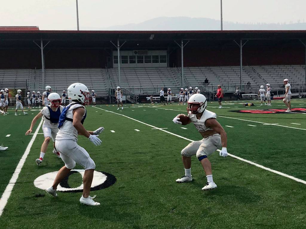 Mount Si running back Paine Smith, right, hauls in a swing pass from Cale Millen before preparing to make a move past a defender at an afternoon practice session on Aug. 15 in Snoqualmie. Shaun Scott/staff photo