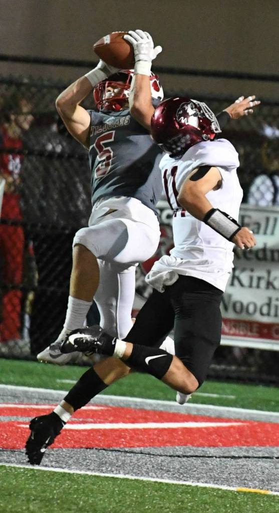 Mount Sis Colby Botten hauls in a touchdown pass on Friday night. Photo courtesy of Calder Productions