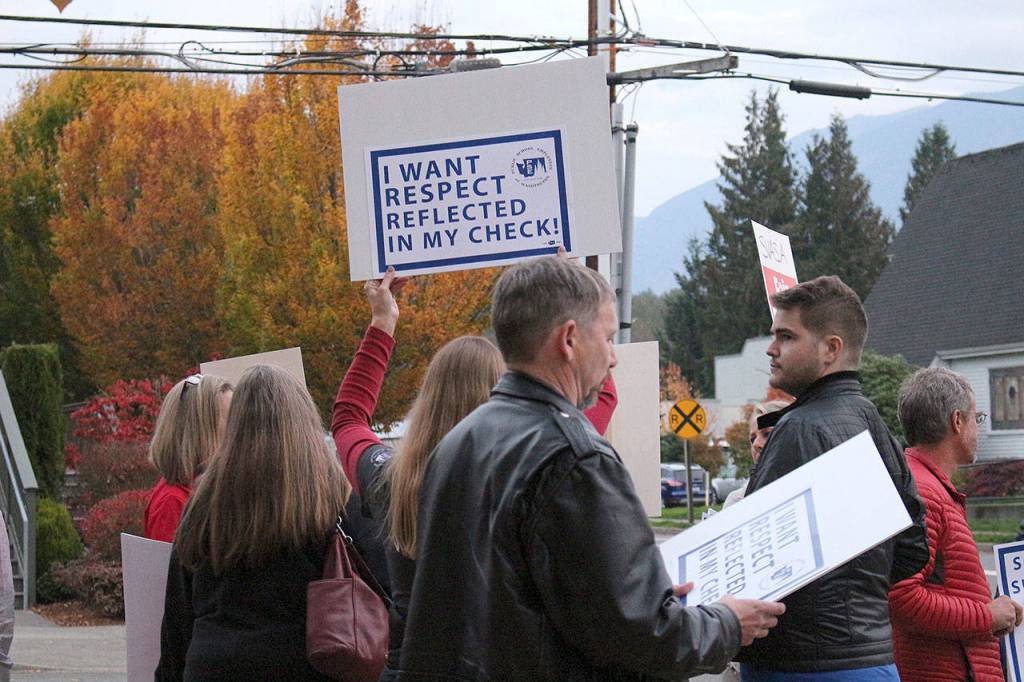 SVSD teachers, secretaries, SVEA and PSE members, and other supporters picket in front of Snoqualmie Valley City Hall before the Oct. 23 school board meeting for living wages of district secretaries. Madison Miller/staff photo.