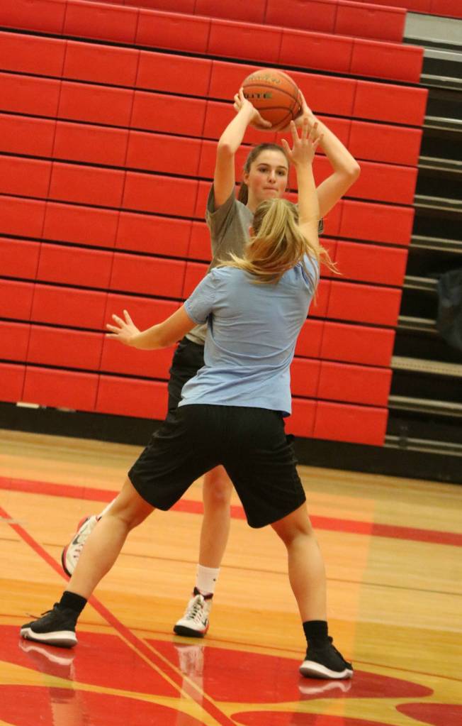 Molly Wilbourne controls the ball while Joelle Buck defends during practice. Andy Nystrom / staff photo