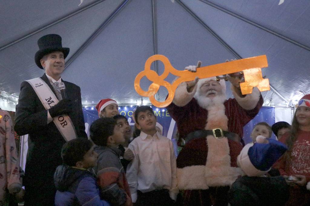 Snoqualmie Mayor Matt Larson presents Santa Claus with the key to the city. Evan Pappas/Staff Photo