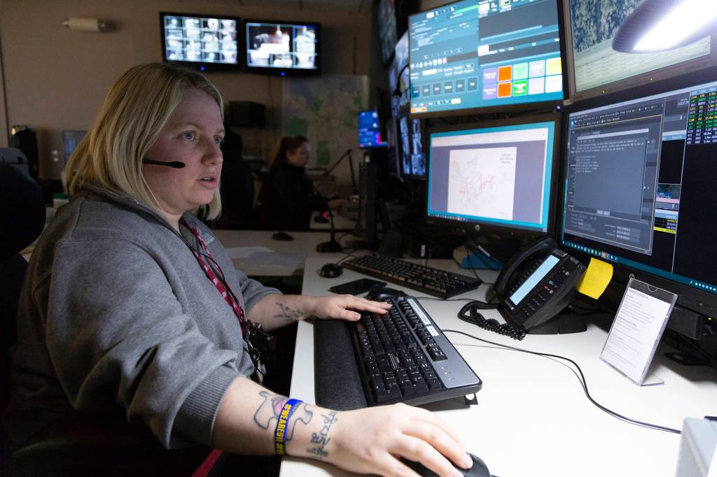 Beginning her Tuesday shift, Issaquah dispatcher Felicia Moore begins taking phone calls. Ashley Hiruko/staff photo