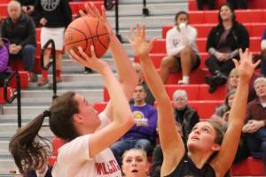 Mount Si and Issaquah split games on the court